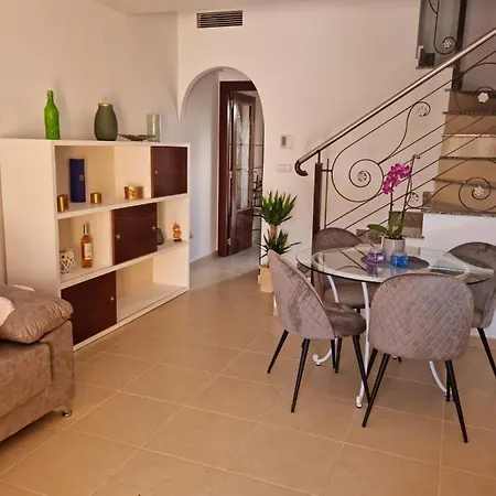 Agradable Adosado Con Piscina Tatil Evi